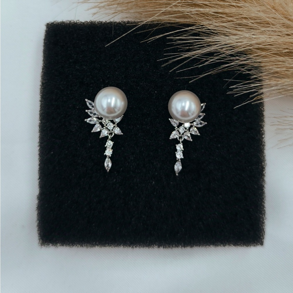 Pearl and Rhinestone Earringsgs